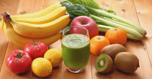 Frutas ricas en vitamina C como kiwi, naranja y uvas que ayudan al cuerpo a producir colágeno.