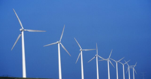 Aerogeneradores en parque eólico cuyas palas pueden reciclarse como estructuras solares.