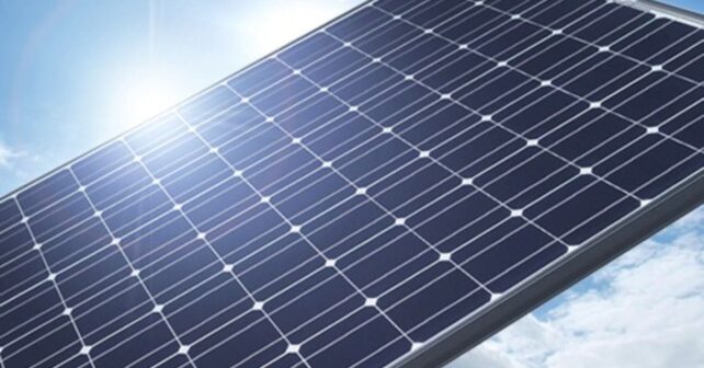 Representación científica de electrones atrapados en el silicio durante un proceso de excitación lumínica en células solares