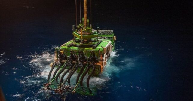 Maquinaria de minería submarina operando a más de 4.000 metros en la zona Clarion Clipperton.