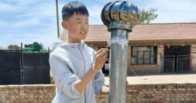 Jia Mingxuan, niño chino de 14 años, muestra su invento de riego por condensación premiado con oro en iENA.