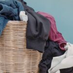 Un chercheur viennois parvient à résoudre le plus gros problème du recyclage des vêtements : un solvant mentholé sépare le coton et le polyester en 5 minutes et récupère près de 100 % des fibres intactes.