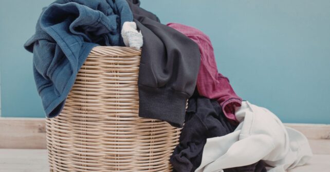 Ropa usada en un cesto antes de su reciclaje para separar algodón y poliéster.