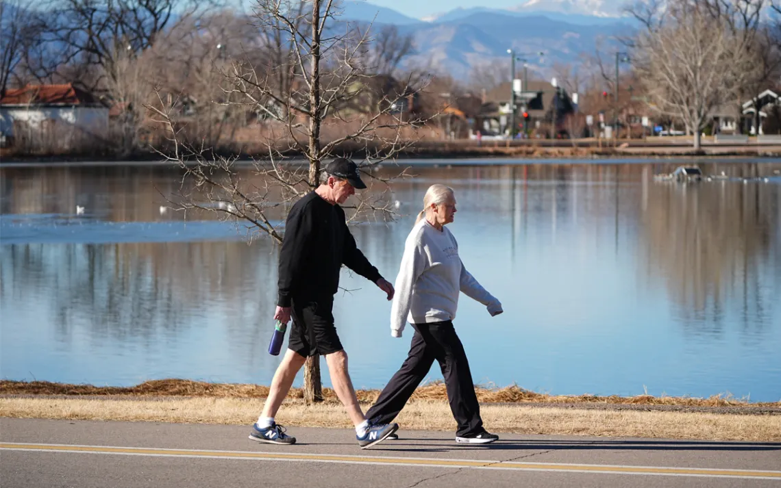 Deux personnes se promènent dans un parc sans neige de Denver l’hiver dernier.