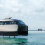 Adieu au diesel aux Maldives : en 2026, dix ferries électriques commenceront à fonctionner avec des hydroptères qui réduiront la consommation de 80 % et promettent moins de bruit, moins de vagues et moins de mal de mer. Ce projet pourrait changer à jamais le tourisme et les récifs.