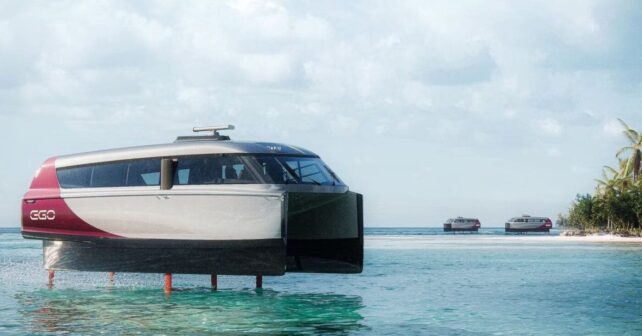 Ferri eléctrico Candela P-12 con hidroalas navegando sobre el agua en Maldivas.