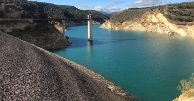 Embalse en España con alto nivel de agua tras las lluvias de marzo y aumento de la reserva hídrica.