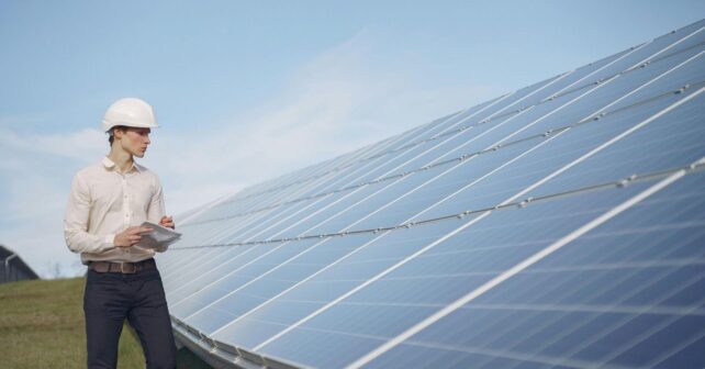 Endesa pone en marcha tres plantas solares en Carmona con tecnología bifacial y seguidores solares