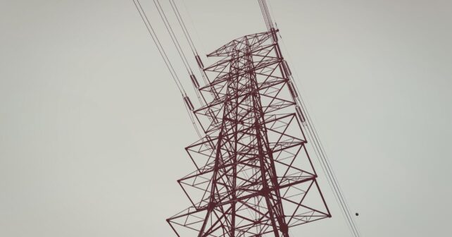 Torre de alta tensión en Italia tras el decreto DL Bollette que rebaja el coste del CO2 y la electricidad.