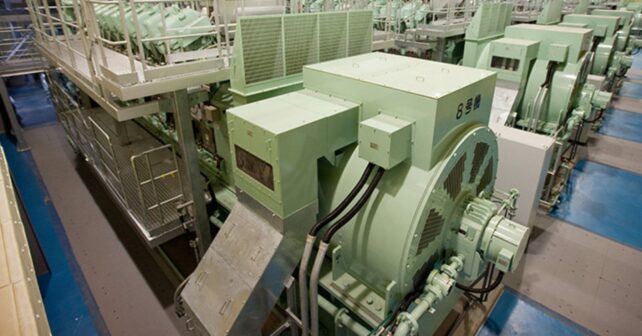Motor de gas Kawasaki de 8 MW capaz de generar electricidad con un 30% de hidrógeno en la planta de Kobe, Japón.