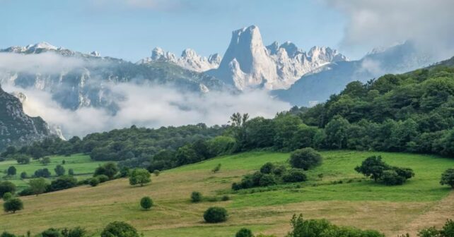 parque nacional picos de europa asturias paisaje montaña ganaderia turismo sostenible
