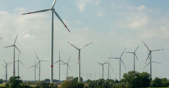 Un país instala tantos molinos eólicos que genera electricidad casi gratis mientras la ciencia busca nuevas formas de aprovecharla.
