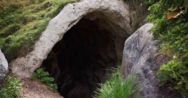 Cueva de roca similar a las cavernas de sal estudiadas en Australia para almacenar hidrógeno y energía renovable bajo tierra.