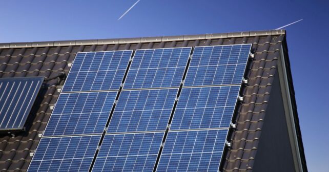 Paneles solares instalados en el tejado de una vivienda para generar electricidad y reducir la factura de la luz.