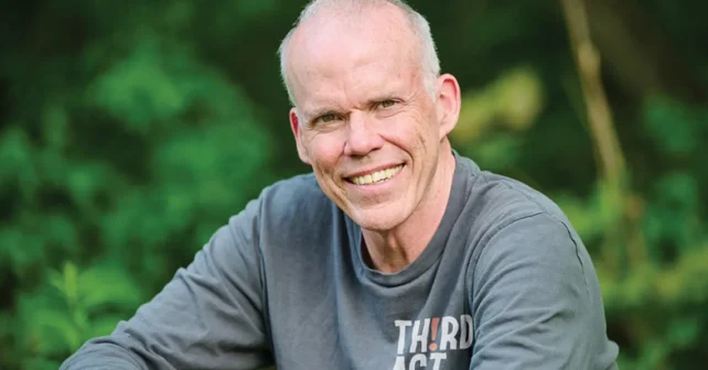 Portrait de Bill McKibben assis et souriant à la caméra