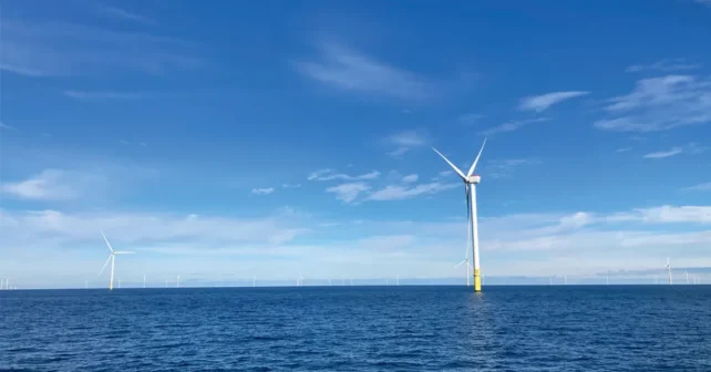 Les éoliennes sortent de l'eau bleue de l'océan au parc éolien de South Fork.