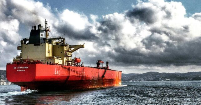 Petroleros en el estrecho de Ormuz con riesgo de derrame de petróleo