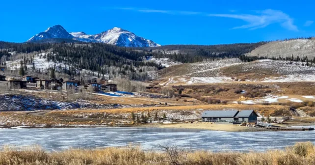 Des plaques de neige éparses mettent en évidence les conditions sèches du Colorado