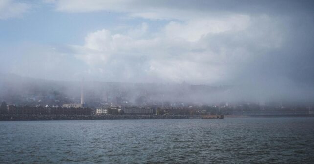 Vista del océano cubierto por vapor y calor atmosférico relacionado con el estudio sobre el eructo térmico del océano Antártico.