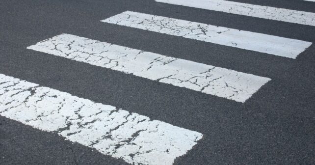 Paso de peatones en ciudad relacionado con estudio sobre atropellos y coches eléctricos.