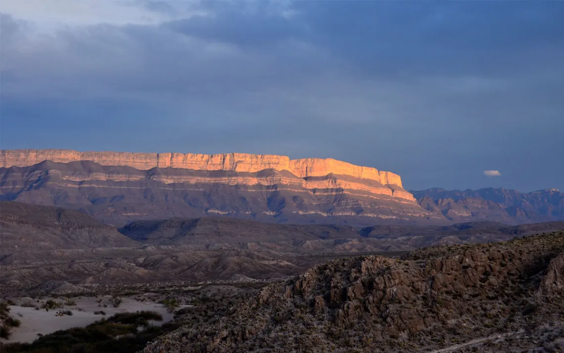 Coucher de soleil sur une falaise dans le parc national de Big Bend