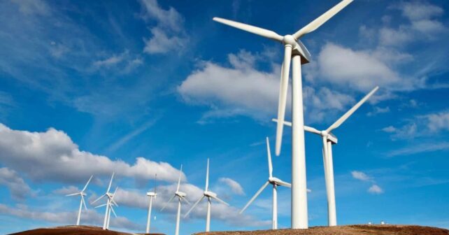 cinco países UE proponen impuesto eléctrico y sector eólico alerta riesgo con parque eólico en funcionamiento