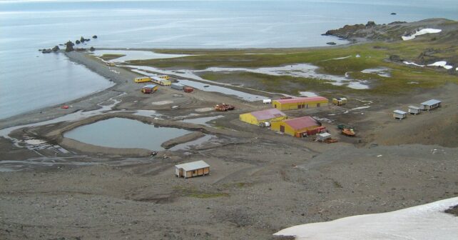 oasis en la Antártida con lagos y zona libre de hielo cerca de una base científica.