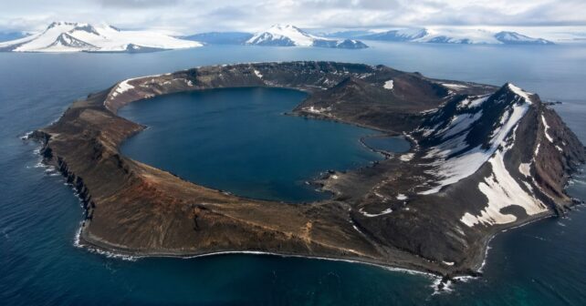 Isla Decepción en la Antártida con lagos en cráter volcánico conectados a un acuífero subterráneo ligado al océano.