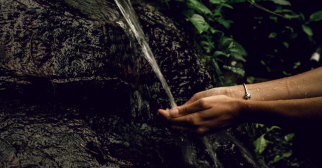 Río europeo con signos de contaminación y deterioro ambiental