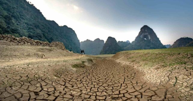 Suelo agrietado por la sequía que refleja la escasez de agua en El Espinar, Segovia.