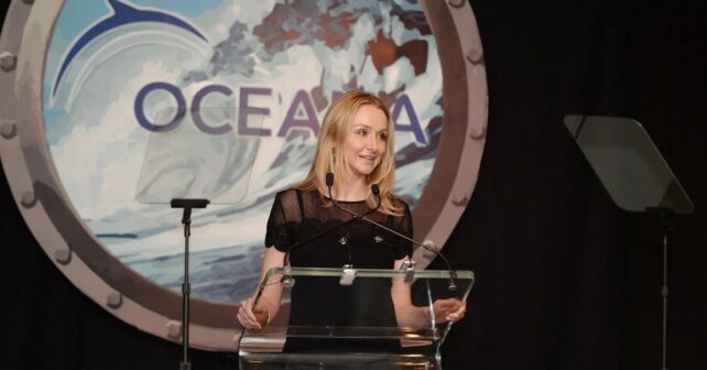 Alexandra Cousteau hablando en un evento de Oceana sobre el estado de los océanos.