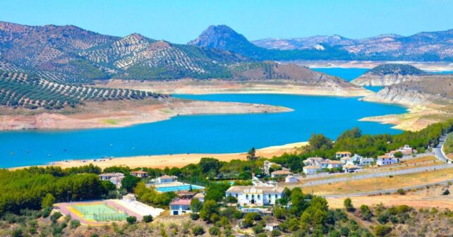 Vista panorámica del embalse de Iznájar en Andalucía con el agua cerca del 90% de su capacidad tras la sequía.