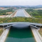 La Chine lance le plus grand projet hydraulique pour protéger la faune avec un pont vert de 240 mètres de long pour les animaux qui met fin au plus gros problème des villes modernes