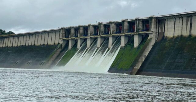 Compuertas abiertas en el embalse de La Serena, el mayor de España, tras alcanzar casi 3000 hm3 de agua.