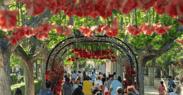 Zaragoza Florece con instalaciones florales en parque urbano