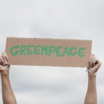 Un court métrage de Greenpeace sur les poursuites-bâillons rassemble Javier Bardem et Yasmin Finney contre le harcèlement des entreprises