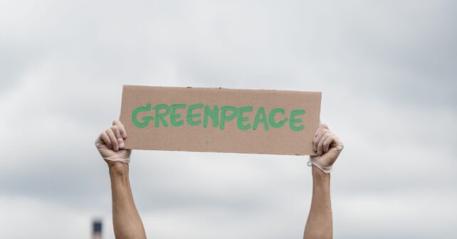 el cortometraje de Greenpeace sobre las demandas SLAPP protagonizado por Javier Bardem y Yasmin Finney