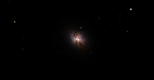 Cette galaxie naine repérée par le télescope James-Webb semblerait composée presque entièrement de matière noire