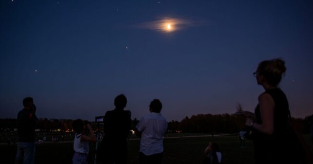 Les Nuits des étoiles reviennent ce week-end avec une occultation rare de Saturne visible à lʼœil nu partout en France