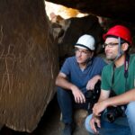 Pour la première fois des archéologues datent précisément les gravures rupestres dʼune grotte fermée depuis 18000 ans