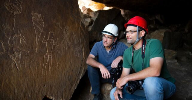 Pour la première fois des archéologues datent précisément les gravures rupestres dʼune grotte fermée depuis 18000 ans