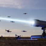 Première mondiale : un laser embarqué parvient à neutraliser un essaim de drones en quelques secondes lors dʼun essai
