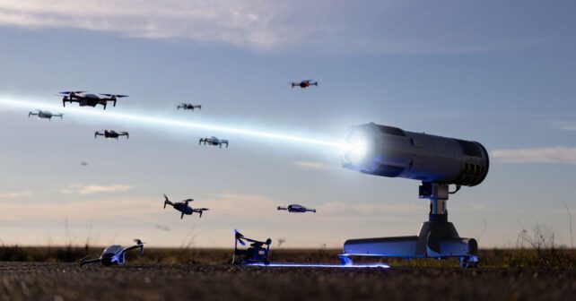 Première mondiale : un laser embarqué parvient à neutraliser un essaim de drones en quelques secondes lors dʼun essai