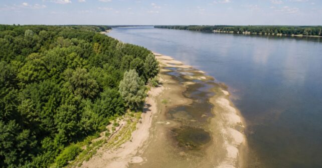 Vista aérea del río Danubio en Bulgaria con zonas de ribera afectadas por la sequía y proyectos de restauración ecológica