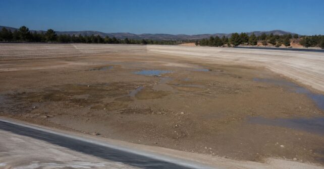 Embalse de San Diego en Villena con filtraciones que impiden regular el trasvase Júcar-Vinalopó.