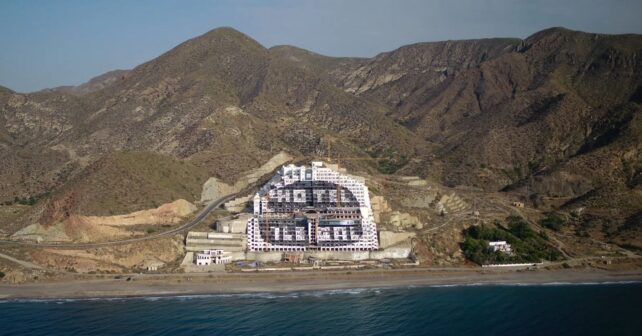 La licencia nula del Algarrobico abre la puerta a la demolición definitiva del hotel
