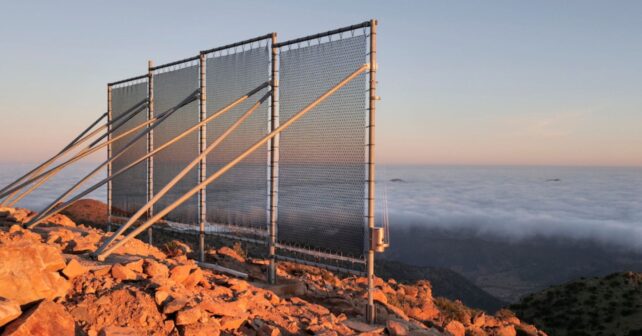 Captadores de niebla CloudFisher en el monte Boutmezguida, Marruecos, para convertir la niebla en agua potable