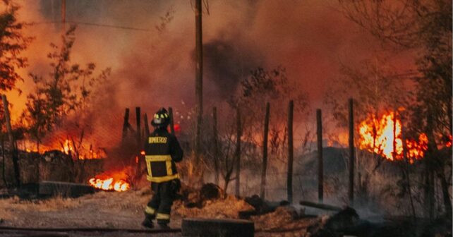 Los incendios que amenazan repetir el desastre de 2025 avanzan sobre superficie forestal afectada por el calor extremo
