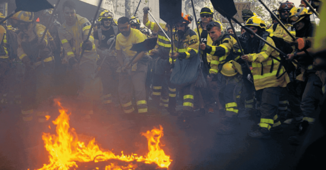 Los bomberos forestales exigen más protección laboral durante una campaña de incendios
