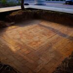 Une mosaïque romaine intacte mise au jour sous le parking dʼun supermarché à Béziers